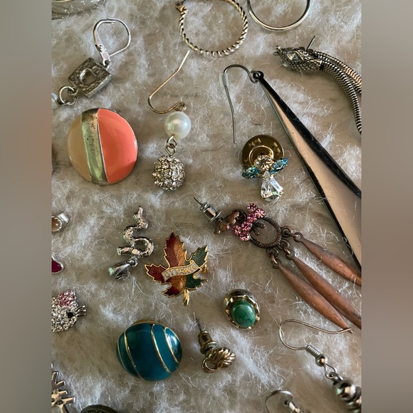 60+ Bundle of Pins, Brooches & Single Earrings - Picture 11 of 16